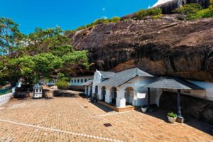 Sri Lanka bespoke hikes: Dambulla cave temple