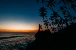 silhouette loving couple sea man woman sunset honeymoon islands man woman meet sunset happy loving couple silhouette lovers wedding travel 1